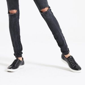 Like New Ecco Soft 7 Black Leather Sneakers (Women’s 10/10.5 | EU 41)